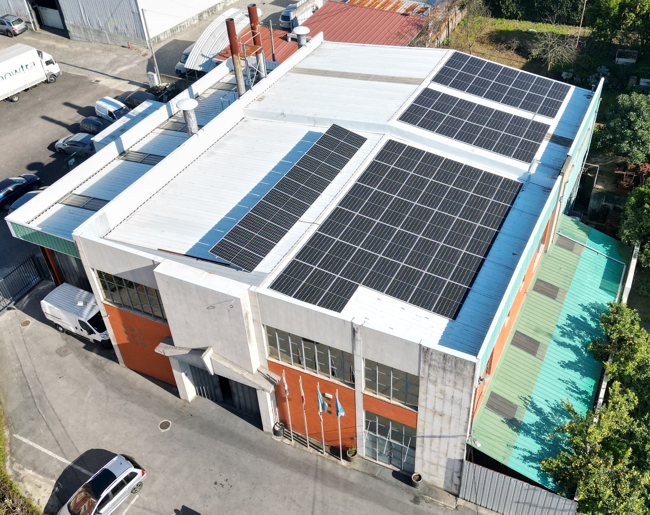 Instalação de 77 painéis fotovoltaicos na Fundição Ricarsil, Braga, por A Mais Casa