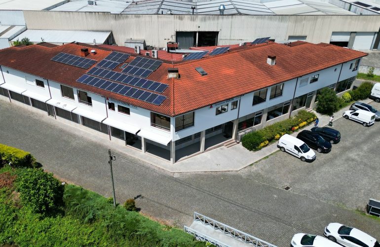 Instalação de 30 painéis fotovoltaicos no Restaurante Costa, Braga, por A Mais Casa