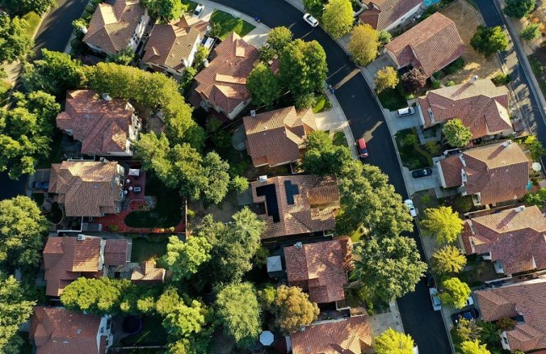 Vista aérea de bairro residencial com telhados equipados com painéis fotovoltaicos