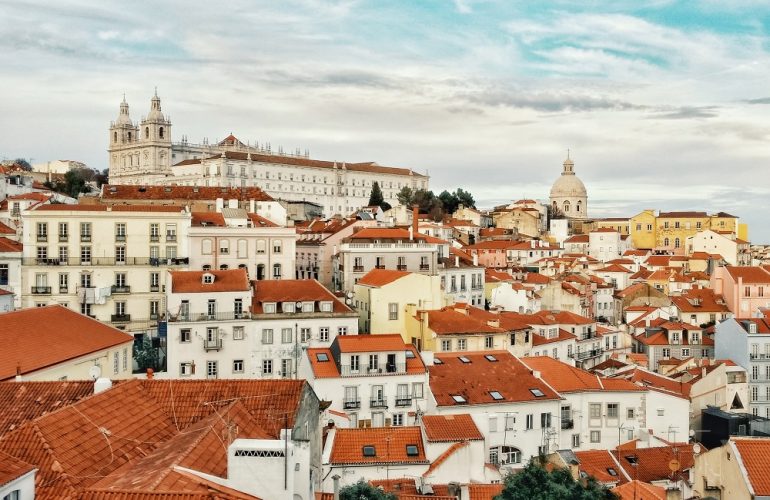 Vista dos telhados de Alfama, Lisboa, uma paisagem emblemática em Portugal