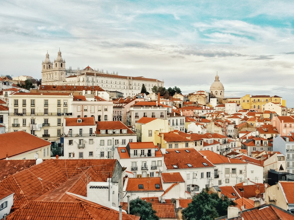 Vista dos telhados de Alfama, Lisboa, uma paisagem emblemática em Portugal
