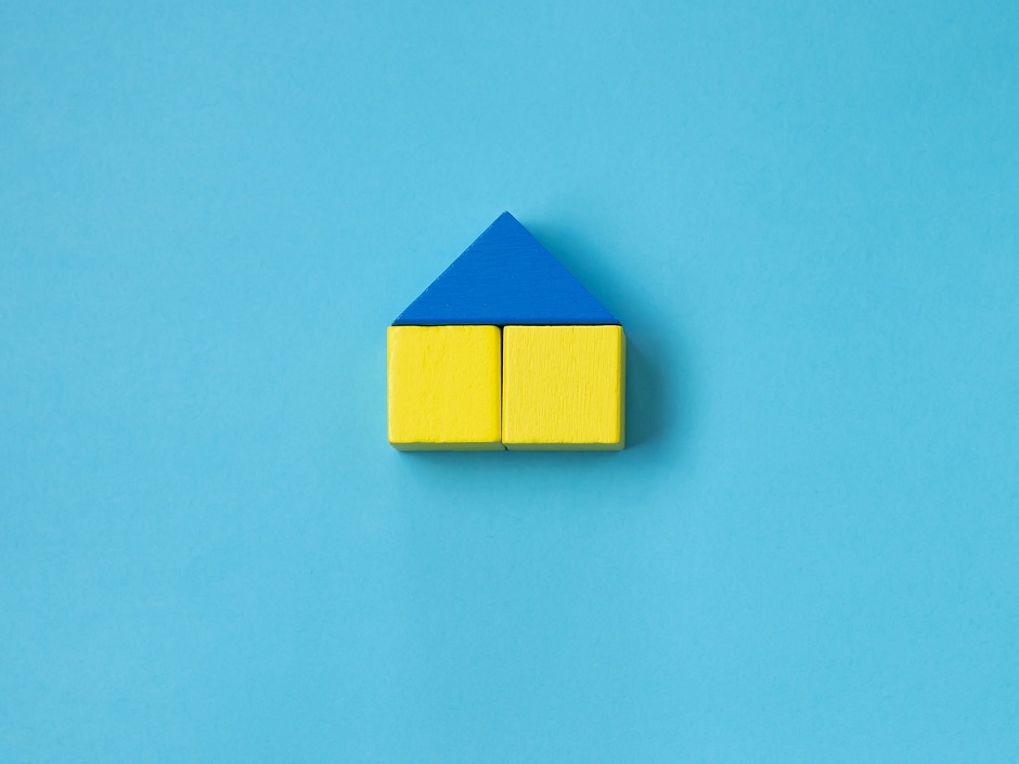 Casa feita de brinquedos amarela e azul, as cores da Ucrânia