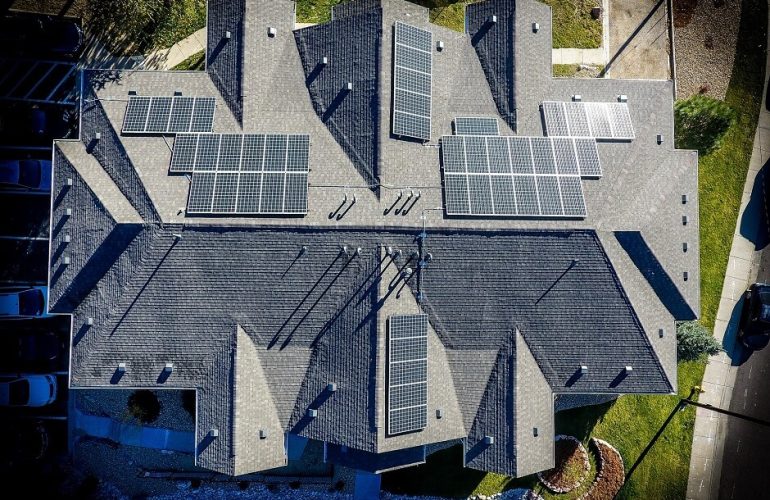 Telhado equipado com painéis solares fotovoltaicos, cuja capacidade disparou quase 50 por cento a nível mundial