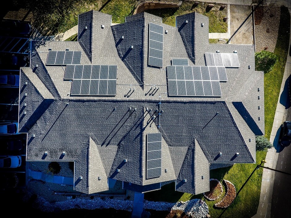 Telhado equipado com painéis solares fotovoltaicos, cuja capacidade disparou quase 50 por cento a nível mundial