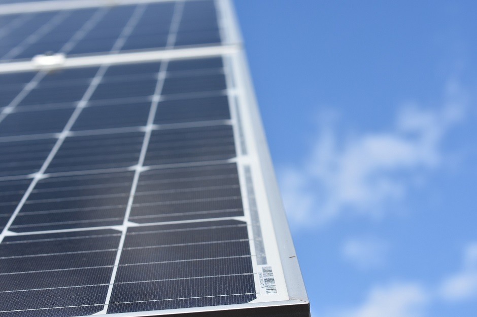 Pormenor de painel solar fotovoltaico, cujo futuro poderá residir na combinação de silício com perovskita