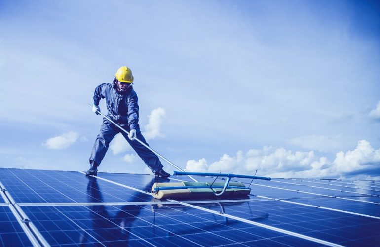 Técnico trata da manutenção de painéis fotovoltaicos, um dos mais de 50 mil empregos gerados pelo setor das renováveis