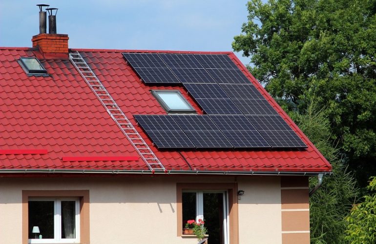 Telhado de casa equipado com painéis solares fotovoltaicos, que assinalam uma tendência crescente para o autoconsumo