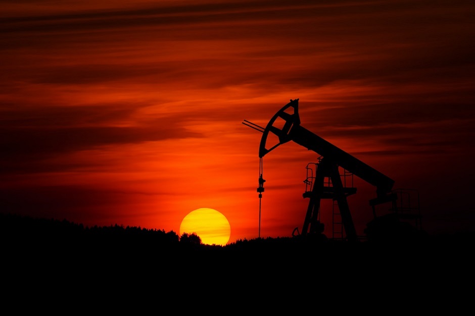 Bomba de petróleo contra o pôr do sol, símbolo do início do fim dos combustíveis fósseis