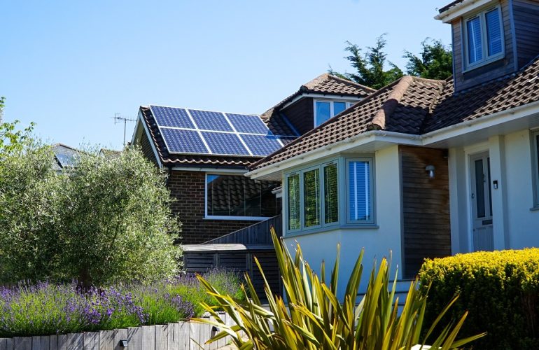 Painel solar no telhado de uma residência, que ajudou a poupar até 1.600 euros aos portugueses em 2022