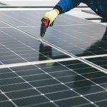 Trabalhador instala painel solar fotovoltaico, cuja produção impulsionou o crescimento económico em Portugal